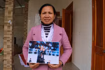 Xuân Mạnh U23 lặng người vì món quà 10 nghìn đồng mẹ tặng ở sân bay