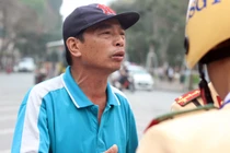 Hà Nội phạt đỗ xe vi phạm: Hút điếu thuốc lào, mất 70 nghìn