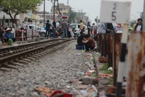 Ảnh: Tử thần chờ đợi khi hàng rong chiếm đường ray tàu hỏa Hà Nội