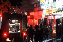 Hiện trường vụ cháy nhà dữ dội trên phố Lạc Nghiệp, Hà Nội