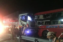 Nhiều người thương vong trong vụ xe khách đâm xe tải ở Nam Hải Vân