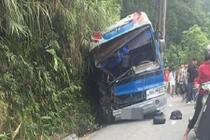 Xe chở học sinh lao vào vách núi làm một người tử vong