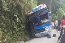 Xe chở học sinh lao vào vách núi làm một người tử vong