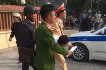 CSGT khống chế đối tượng dùng dao uy hiếp, cướp dây chuyền nữ giáo viên