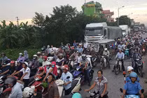 Ảnh: Người Hà Nội "chôn" chân ở Quốc lộ 1A vì tai nạn giao thông