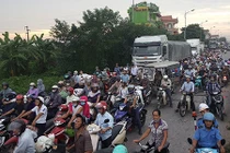 Ảnh: Người Hà Nội "chôn" chân ở Quốc lộ 1A vì tai nạn giao thông