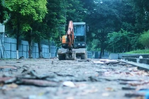 Ngán ngẩm cảnh đào xới nham nhở ở công viên Lê Nin, Hà Nội