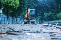 Ngán ngẩm cảnh đào xới nham nhở ở công viên Lê Nin, Hà Nội