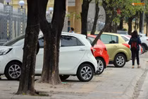 Ảnh: Vỉa hè Hà Nội "biến mất" vì bị ô tô đỗ kín