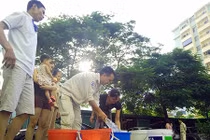 Người Hà Nội khốn khổ chia nhau từng xô nước sạch
