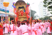 Độc đáo màn rước “kiệu bay” của các cô gái Hà Nội