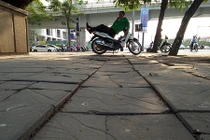 Cận cảnh đá vỉa hè Hà Nội mới đại tu đã “nát bươm“