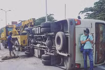 Xe khách lật giữa đường Hà Nội, nhiều người thoát chết