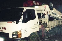 Taxi lao xuống suối giữa đêm, 3 người thương vong ở Hòa Bình