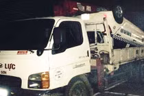 Taxi lao xuống suối giữa đêm, 3 người thương vong ở Hòa Bình