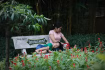 HN: Dân vất vưởng, rác thải vây kín vườn thú kỳ nghỉ 30/4 - 1/5