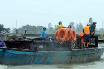 Miền trung chìm trong mưa lũ, giao thông tê liệt...