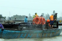 Miền trung chìm trong mưa lũ, giao thông tê liệt...