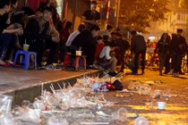 Chùm ảnh: Rác thải ngập Hà Nội sau giao thừa 2017