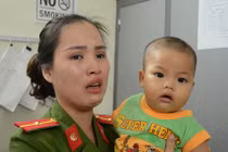 Nữ Thiếu úy công an bật khóc ôm bé trai bị bỏ rơi vào lòng