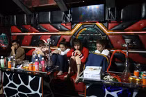 Cảnh sát bắt giữ nhóm nam nữ “bay lắc” trong quán karaoke