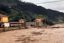 Ảnh: Mưa lũ kinh hoàng làm nhiều người mất tích ở Yên Bái