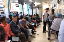 Người không có BHYT “méo mặt” vì giá viện phí