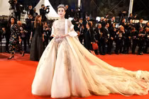 Mỹ nhân Trung Quốc bỏ hàng nghìn USD mua vé dự thảm đỏ Cannes