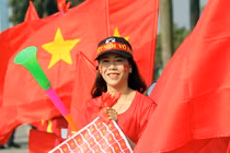 Cờ đỏ sao vàng nhuộm đỏ đường phố Hà Nội trước trận Việt Nam - Philippines