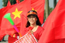 Cờ đỏ sao vàng nhuộm đỏ đường phố Hà Nội trước trận Việt Nam - Philippines