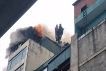 Hà Nội: Cháy nhà 7 tầng do đốt vàng mã ngày mùng 1