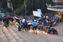 Hàng trăm người tranh nhau “hôi đồ cúng” ở chùa Hương