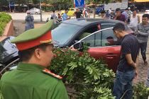 Vừa bị phạt, xe Mazda 3 lại đâm liên hoàn náo loạn phố Hà Nội