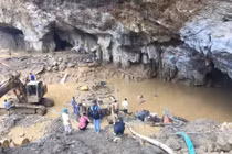 Bắt giữ chủ bãi vàng có hai người bị mắc kẹt trong hang 