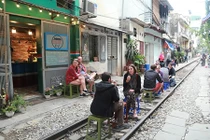 Công an xử lý quán cafe lấn chiếm...đường tàu ở Hà Nội