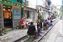 Công an xử lý quán cafe lấn chiếm...đường tàu ở Hà Nội