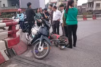 Xe đạp điện đâm người đi xe máy rơi từ cầu Chương Dương xuống đất