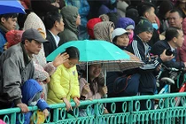 Hàng nghìn người đội mưa xem đua thuyền rồng ở hồ Tây, Hà Nội