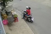 Video: Thanh niên đi SH Mode trộm sầu riêng trên phố