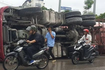 Kinh hoàng xe bồn trộn bê tông lật giữa đường Hà Nội