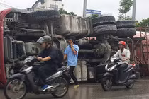 Kinh hoàng xe bồn trộn bê tông lật giữa đường Hà Nội