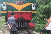 Đi trên đường ray, người phụ nữ bị tàu hỏa kéo lê hàng chục mét