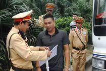 Nghiêm cấm công an đeo kính đen, đút túi khi làm nhiệm vụ