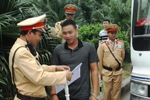 Nghiêm cấm công an đeo kính đen, đút túi khi làm nhiệm vụ