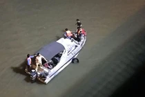 Xem lại cuộc tìm kiếm xe ô tô lao qua cầu Chương Dương