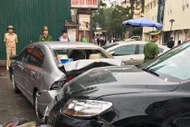 Ô tô "điên" tăng tốc đâm hàng loạt xe gần Bệnh viện Bạch Mai