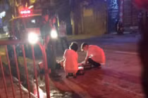 Thanh niên nghi bị hàng chục người truy sát trong đêm ở Hà Nội