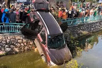 Tài xế say rượu phóng ô tô cắm đầu xuống hồ Trúc Bạch