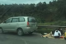 Tạm giữ ô tô 7 chỗ trải chiếu ăn uống trên cao tốc