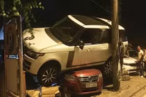 Xế sang tiền tỷ đâm sập bốt bảo vệ, trèo nóc ô tô khác